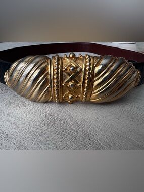 Vintage Mimi Di N 1988 Gold  and Silver Tone Statement Belt Buckle - Signed
